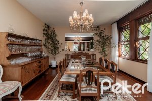 Casa à venda com 433m², 4 dormitórios, 1 suíte, 8 vagas, no bairro Vila Assunção em Porto Alegre