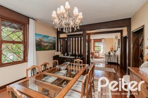Casa à venda com 433m², 4 dormitórios, 1 suíte, 8 vagas, no bairro Vila Assunção em Porto Alegre