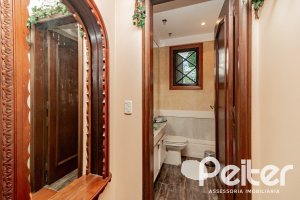 Casa à venda com 433m², 4 dormitórios, 1 suíte, 8 vagas, no bairro Vila Assunção em Porto Alegre