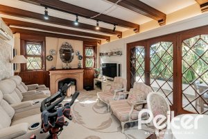 Casa à venda com 433m², 4 dormitórios, 1 suíte, 8 vagas, no bairro Vila Assunção em Porto Alegre