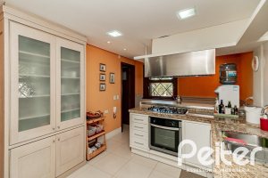 Casa à venda com 433m², 4 dormitórios, 1 suíte, 8 vagas, no bairro Vila Assunção em Porto Alegre