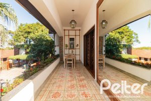 Casa à venda com 433m², 4 dormitórios, 1 suíte, 8 vagas, no bairro Vila Assunção em Porto Alegre