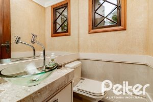 Casa à venda com 433m², 4 dormitórios, 1 suíte, 8 vagas, no bairro Vila Assunção em Porto Alegre