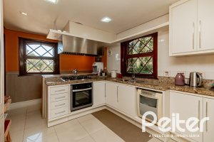 Casa à venda com 433m², 4 dormitórios, 1 suíte, 8 vagas, no bairro Vila Assunção em Porto Alegre