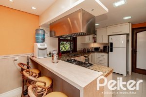 Casa à venda com 433m², 4 dormitórios, 1 suíte, 8 vagas, no bairro Vila Assunção em Porto Alegre