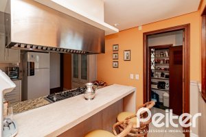 Casa à venda com 433m², 4 dormitórios, 1 suíte, 8 vagas, no bairro Vila Assunção em Porto Alegre
