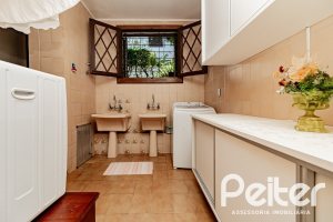 Casa à venda com 433m², 4 dormitórios, 1 suíte, 8 vagas, no bairro Vila Assunção em Porto Alegre
