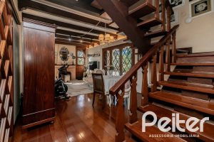 Casa à venda com 433m², 4 dormitórios, 1 suíte, 8 vagas, no bairro Vila Assunção em Porto Alegre