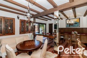 Casa à venda com 433m², 4 dormitórios, 1 suíte, 8 vagas, no bairro Vila Assunção em Porto Alegre