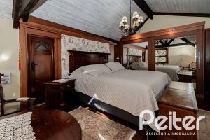 Casa à venda com 433m², 4 dormitórios, 1 suíte, 8 vagas, no bairro Vila Assunção em Porto Alegre