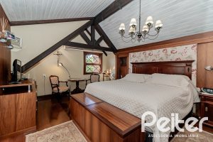 Casa à venda com 433m², 4 dormitórios, 1 suíte, 8 vagas, no bairro Vila Assunção em Porto Alegre