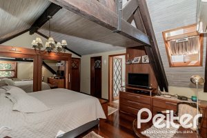 Casa à venda com 433m², 4 dormitórios, 1 suíte, 8 vagas, no bairro Vila Assunção em Porto Alegre