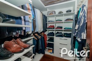 Casa à venda com 433m², 4 dormitórios, 1 suíte, 8 vagas, no bairro Vila Assunção em Porto Alegre