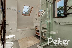 Casa à venda com 433m², 4 dormitórios, 1 suíte, 8 vagas, no bairro Vila Assunção em Porto Alegre