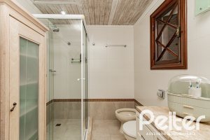 Casa à venda com 433m², 4 dormitórios, 1 suíte, 8 vagas, no bairro Vila Assunção em Porto Alegre