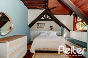 Casa à venda com 433m², 4 dormitórios, 1 suíte, 8 vagas, no bairro Vila Assunção em Porto Alegre