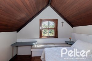 Casa à venda com 433m², 4 dormitórios, 1 suíte, 8 vagas, no bairro Vila Assunção em Porto Alegre