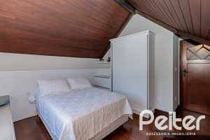 Casa à venda com 433m², 4 dormitórios, 1 suíte, 8 vagas, no bairro Vila Assunção em Porto Alegre