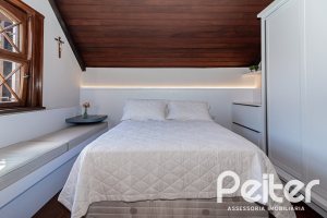 Casa à venda com 433m², 4 dormitórios, 1 suíte, 8 vagas, no bairro Vila Assunção em Porto Alegre