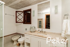 Casa à venda com 433m², 4 dormitórios, 1 suíte, 8 vagas, no bairro Vila Assunção em Porto Alegre
