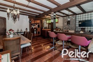 Casa à venda com 433m², 4 dormitórios, 1 suíte, 8 vagas, no bairro Vila Assunção em Porto Alegre