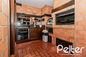 Casa à venda com 433m², 4 dormitórios, 1 suíte, 8 vagas, no bairro Vila Assunção em Porto Alegre
