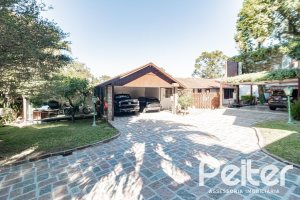 Casa à venda com 433m², 4 dormitórios, 1 suíte, 8 vagas, no bairro Vila Assunção em Porto Alegre