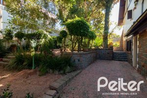 Casa à venda com 433m², 4 dormitórios, 1 suíte, 8 vagas, no bairro Vila Assunção em Porto Alegre