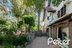 Casa à venda com 433m², 4 dormitórios, 1 suíte, 8 vagas, no bairro Vila Assunção em Porto Alegre