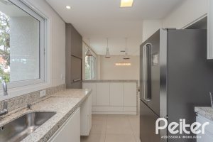 Casa à venda com 152m², 3 dormitórios, 1 suíte, 2 vagas, no bairro Tristeza em Porto Alegre