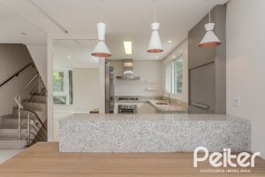 Casa à venda com 152m², 3 dormitórios, 1 suíte, 2 vagas, no bairro Tristeza em Porto Alegre