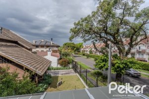 Casa à venda com 152m², 3 dormitórios, 1 suíte, 2 vagas, no bairro Tristeza em Porto Alegre