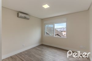Casa à venda com 152m², 3 dormitórios, 1 suíte, 2 vagas, no bairro Tristeza em Porto Alegre