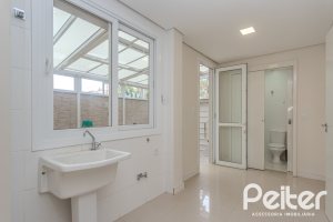 Casa à venda com 152m², 3 dormitórios, 1 suíte, 2 vagas, no bairro Tristeza em Porto Alegre