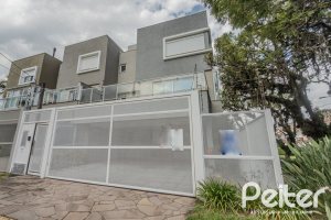Casa à venda com 152m², 3 dormitórios, 1 suíte, 2 vagas, no bairro Tristeza em Porto Alegre