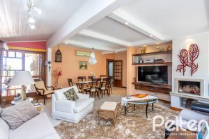 Casa à venda com 127m², 2 dormitórios, 1 suíte, 6 vagas, no bairro Teresópolis em Porto Alegre