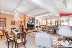 Casa à venda com 127m², 2 dormitórios, 1 suíte, 6 vagas, no bairro Teresópolis em Porto Alegre