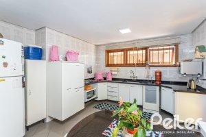 Casa à venda com 127m², 2 dormitórios, 1 suíte, 6 vagas, no bairro Teresópolis em Porto Alegre