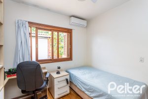Casa à venda com 127m², 2 dormitórios, 1 suíte, 6 vagas, no bairro Teresópolis em Porto Alegre