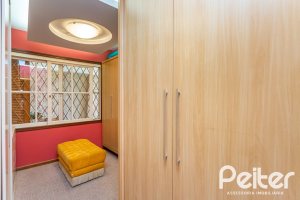 Casa à venda com 127m², 2 dormitórios, 1 suíte, 6 vagas, no bairro Teresópolis em Porto Alegre