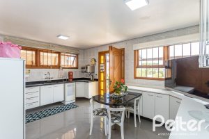 Casa à venda com 127m², 2 dormitórios, 1 suíte, 6 vagas, no bairro Teresópolis em Porto Alegre