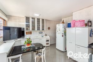 Casa à venda com 127m², 2 dormitórios, 1 suíte, 6 vagas, no bairro Teresópolis em Porto Alegre