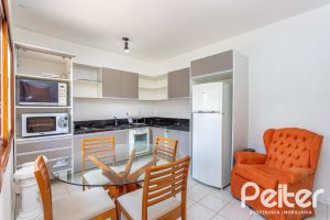 Casa à venda com 127m², 2 dormitórios, 1 suíte, 6 vagas, no bairro Teresópolis em Porto Alegre