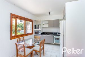 Casa à venda com 127m², 2 dormitórios, 1 suíte, 6 vagas, no bairro Teresópolis em Porto Alegre