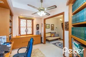 Casa à venda com 127m², 2 dormitórios, 1 suíte, 6 vagas, no bairro Teresópolis em Porto Alegre