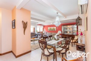 Casa à venda com 127m², 2 dormitórios, 1 suíte, 6 vagas, no bairro Teresópolis em Porto Alegre