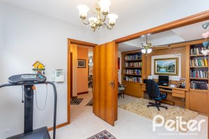 Casa à venda com 127m², 2 dormitórios, 1 suíte, 6 vagas, no bairro Teresópolis em Porto Alegre