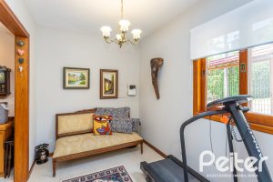 Casa à venda com 127m², 2 dormitórios, 1 suíte, 6 vagas, no bairro Teresópolis em Porto Alegre