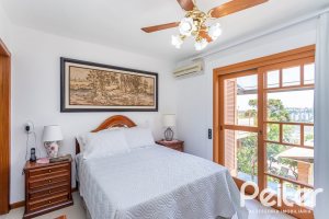 Casa à venda com 127m², 2 dormitórios, 1 suíte, 6 vagas, no bairro Teresópolis em Porto Alegre