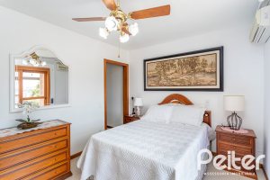 Casa à venda com 127m², 2 dormitórios, 1 suíte, 6 vagas, no bairro Teresópolis em Porto Alegre